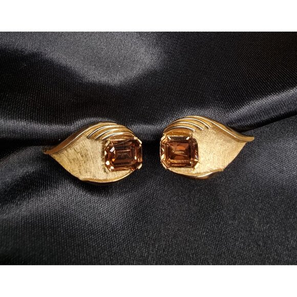 Rare Find Vintage TRIFARI Gold-Tone Leaf Clip-On Earrings W/ Amber Rhinestones - Picture 1 of 4